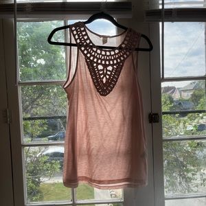 H&M peach-pink tank with threaded detailing on neckline